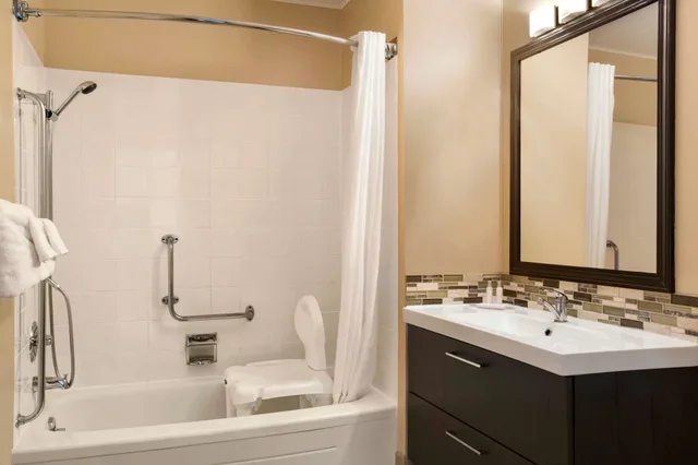 غرفة قياسية بسريرين كوين لذوي الإعاقة، Travelodge By Wyndham Kenora 2/3