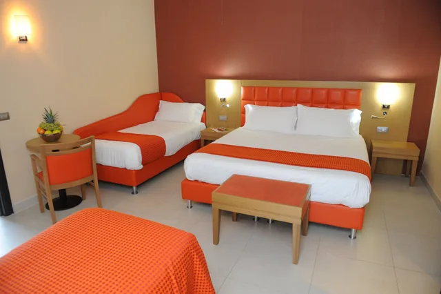 غرفة ديلوكس رباعية بسرير كوين وسريرين منفصلين، Hotel Ristorante La Campagnola 1/3