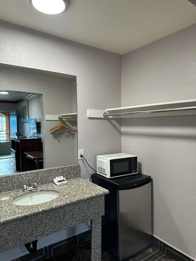 Standard, Single, 2 Queen Beds, Smoking، Americas Best Value Inn Corona 4/4