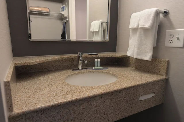 غرفة بسرير كينج مع أريكة لذوي الإعاقة، Courtyard by Marriott Albany 1/3