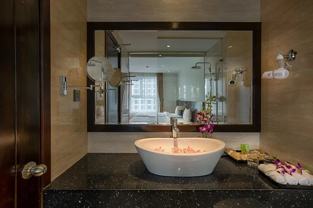 غرفة ديلوكس بسرير مزدوج بإطلالة على المدينة بشرفة، Sofia Suite Hotel Danang 8/8