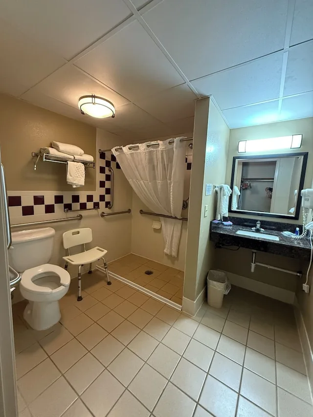 غرفة بسرير كينج لذوي الإعاقة، Rodeway Inn Hesston, KS 7/7