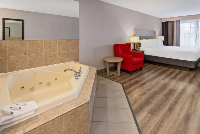 Suite, King Bed, Country Inn Suites By Radisson Salisbury Md 2/2