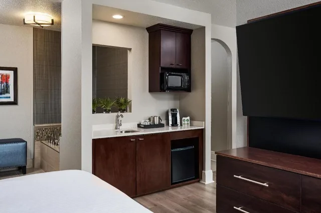 غرفة مفردة بسرير كينج مع أريكة بحوض جاكوزي، Hotel Alex Johnson Rapid City Curio Collection By Hilton 6/6