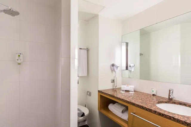 غرفة عائلية بسرير كوين وسريرين منفصلين مع أريكة، Best Western Plus Monopole Metropole 4/5