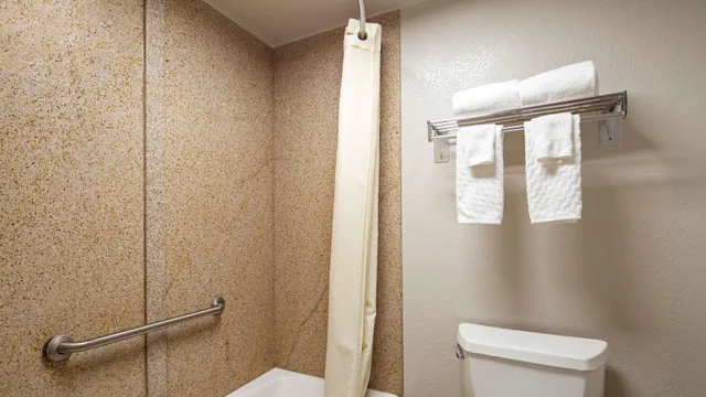 غرفة ثلاثية بسرير كينج، Best Western Center Inn 8/9