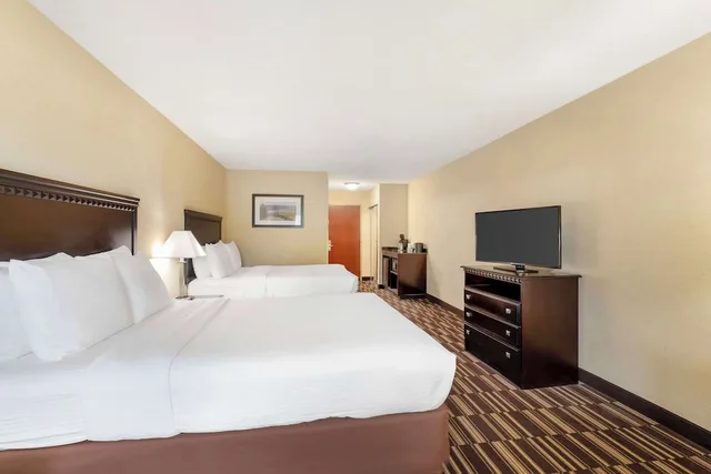 غرفة قياسية بسريرين كوين، Best Western Plus Victor Inn & Suites 1/7