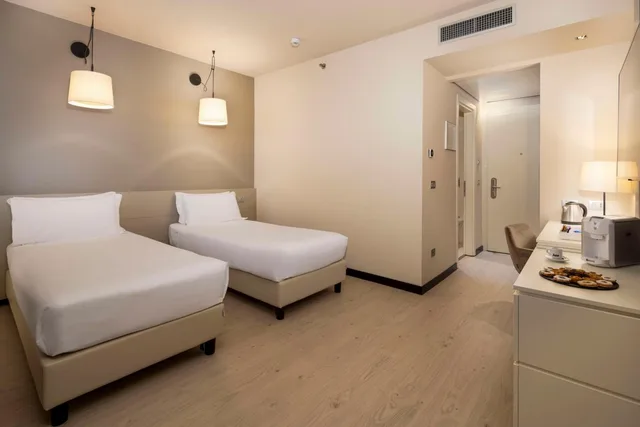 غرفة قياسية رباعية بسرير كينج وسريرين منفصلين، Best Western Plus Tower Hotel Bologna 5/8