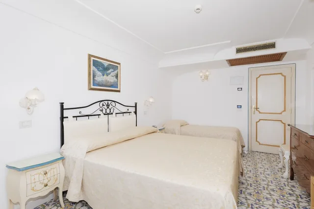 غرفة سوبيريور ثلاثية بثلاثة أسرّة بإطلالة على البحر بشرفة، Hotel Conca d'Oro 7/8