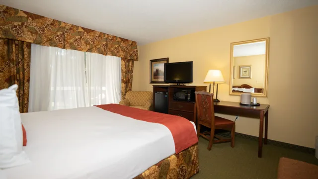 غرفة قياسية بسرير كينج، Clarion Hotel & Suites - Convention Center Fredericksburg 1/7