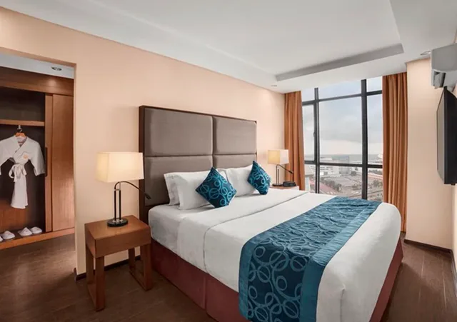 جناح، Golden Phoenix Hotel Manila 1/3