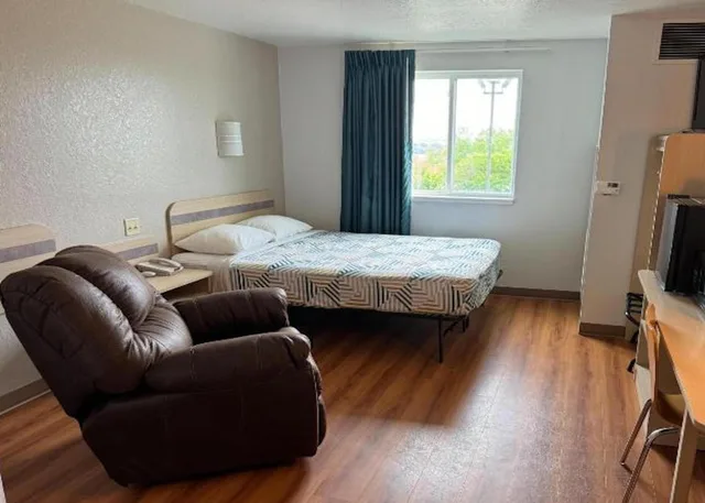 غرفة بسرير كوين للمدخنين، Motel6 Avoca, IA 4/10