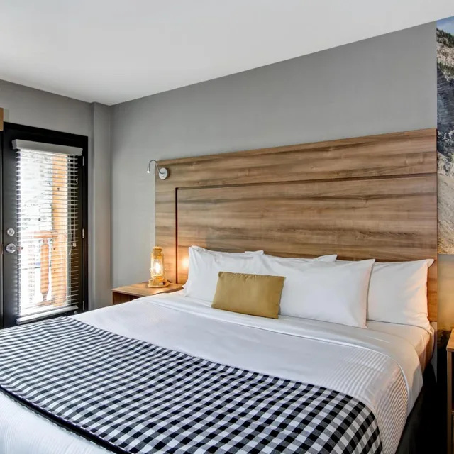 Room, King Bed, Balcony, Canalta Lodge Banff 1/3