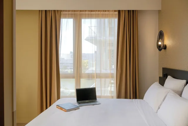 غرفة سوبيريور بسرير كوين وسرير مزدوج، All Suites Hotel Paris Pleyel L’Ile Saint Denis 4/10