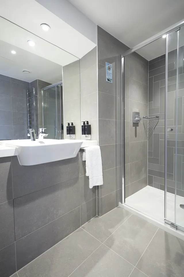 Smart, Studio, King Bed, Balcony، Roomzzz York City 5/5