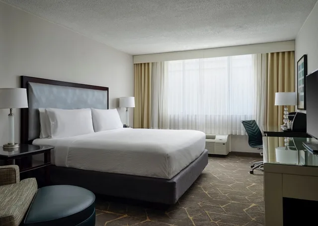Standard, King Bed, Accessible, Holiday Inn Hotel & Suites Marlborough 3/6