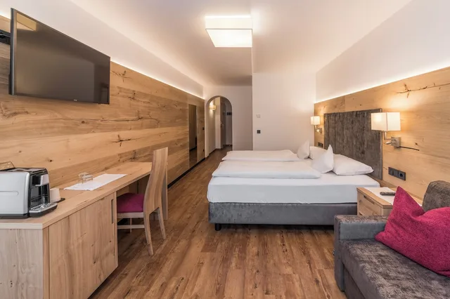 غرفة قياسية بسرير كوين مع أريكة، Hotel Interski 2/5