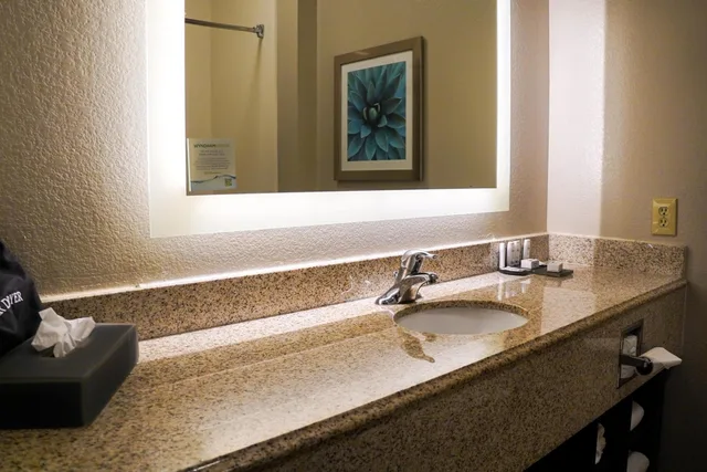 غرفة تنفيذية بسرير كينج، La Quinta Inn and Suites Phoenix I-10 West 7/8