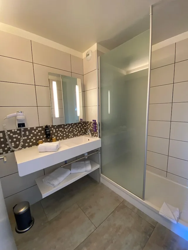 جناح عائلي قياسي بسرير مزدوج مع أريكة، Ibis Styles Flers 2/3