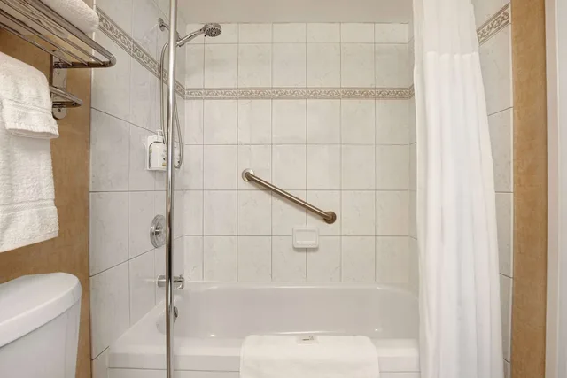 Standard, Queen Bed, Accessible, Days Inn by Wyndham Calgary South 4/4