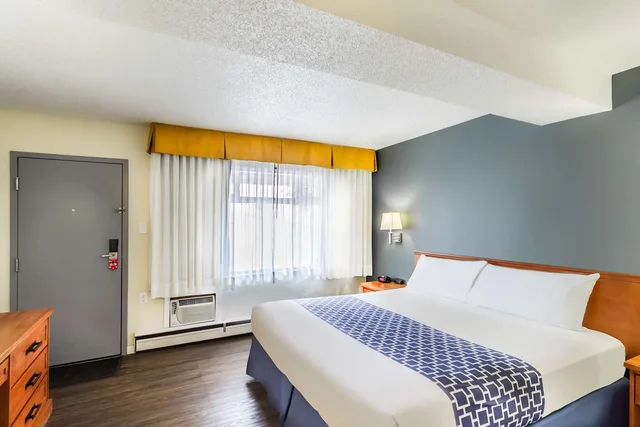 Upgrade, Efficiency, King Bed، Econo Lodge Inn & Suites Calgary - University 2/7