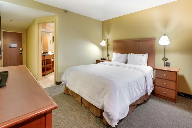 Select, Queen Bed، Pittsburgh Airport Inn and Suites 2/3