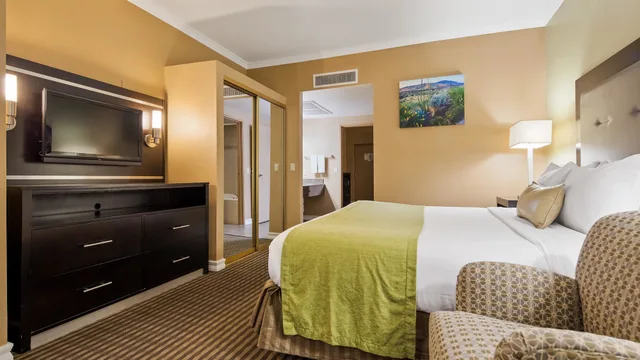 جناح بسرير كينج مع أريكة بحوض جاكوزي، Royal Sun Inn & Suites 5/10