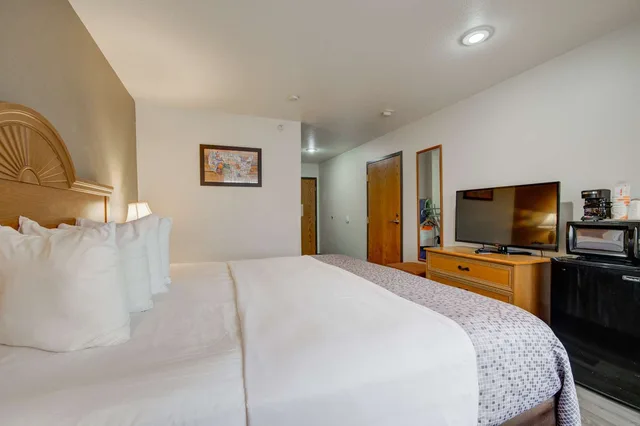 Room, King Bed, Econo Lodge Livingston Gateway To Yellowstone 2/4