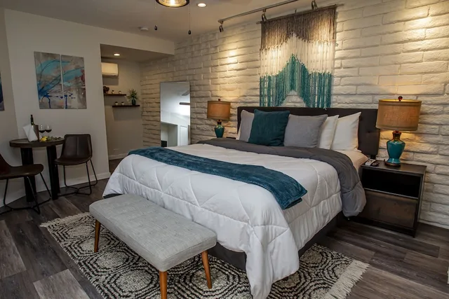 Upstairs, Premium, King Bed, Pool View، Hotel California 1/2