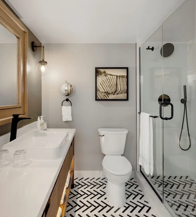 2 Queen Beds, Water View, Patio، Newport Harbor Island Resort 2/2