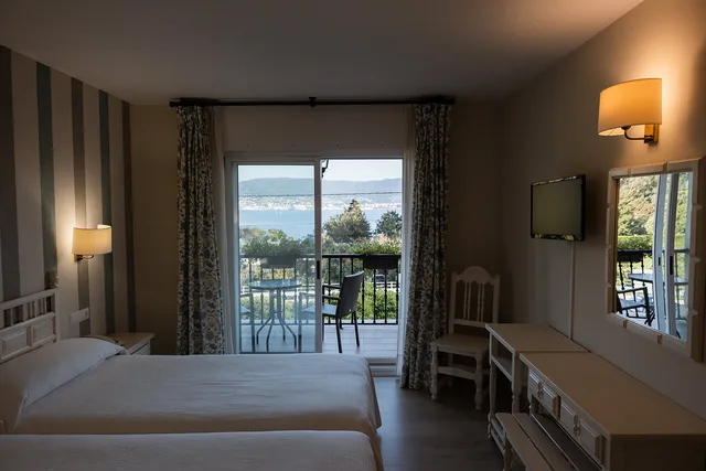 غرفة بسرير مزدوج بإطلالة على البحر بشرفة، Hotel Villa Covelo 3/8