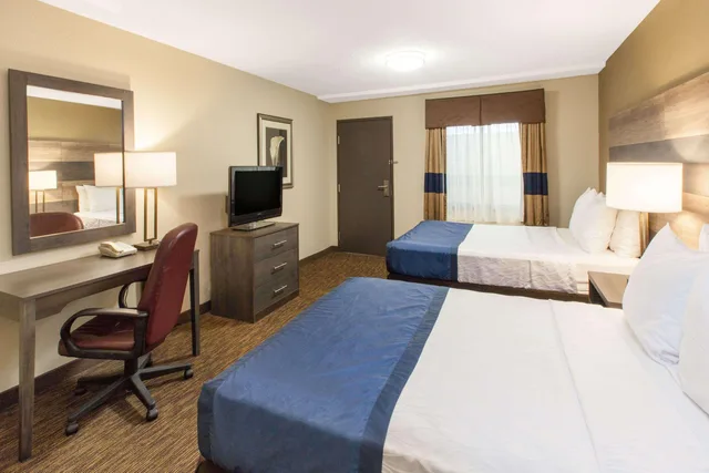 غرفة رباعية بسريرين مزدوجين، Baymont By Wyndham Downtown Detroit 2/5