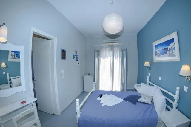 غرفة رومانسية بسرير مزدوج بإطلالة على البحر بشرفة، Nostos Hotel 4/5