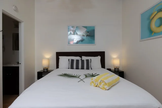 استوديو اقتصادي بسرير كوين، Float Palm Springs 1/4