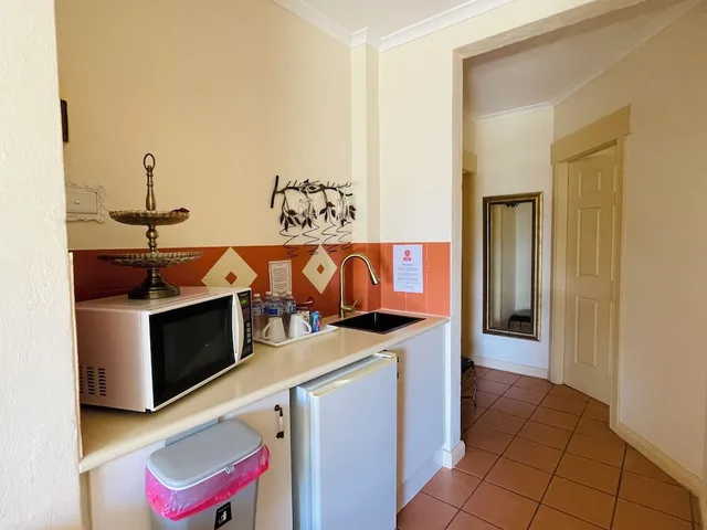 غرفة بسرير كوين وسريرين منفصلين بإطلالة على الحديقة بشرفة بغرفتي نوم، Villa Provence 9/10
