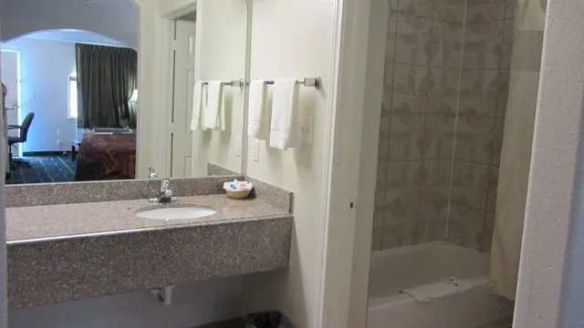جناح بسرير كينج، Regency Inn 4/4