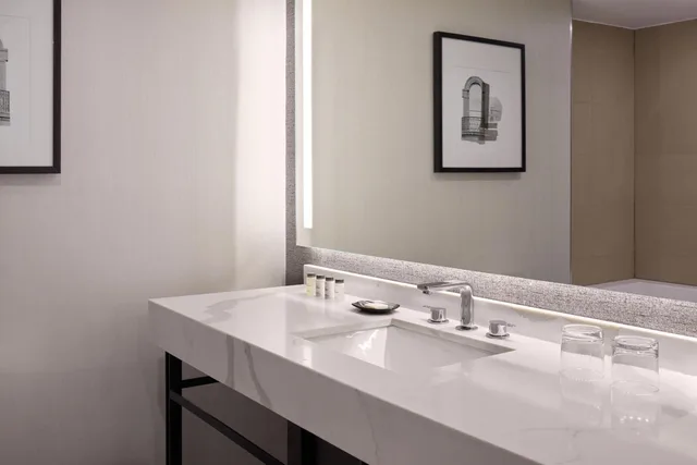 غرفة سوبيريور بسرير كينج، Sheraton Parkway Toronto North Hotel Suites 8/10