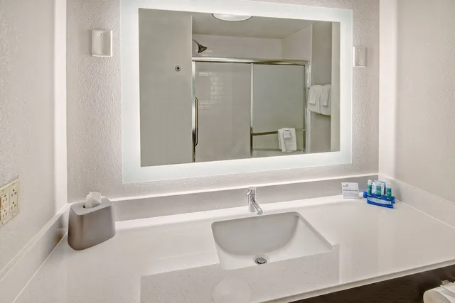 جناح بسريرين كوين بحوض استحمام، Holiday Inn Express Hotel And Suites Jackson Northeast 3/3