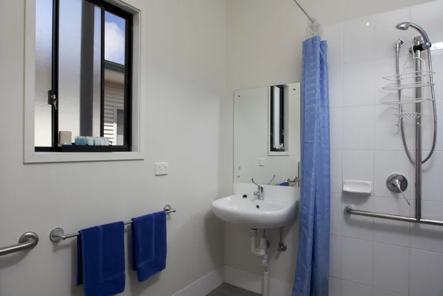 كابينة بسريرين كينج بغرفتي نوم لذوي الإعاقة، Sundowner Cabin And Tourist Park 6/6