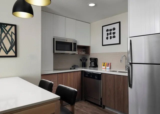 جناح بسريرين كوين بغرفة نوم واحدة بمطبخ لذوي الإعاقة، Staybridge Suites Manteca, an IHG Hotel 2/3