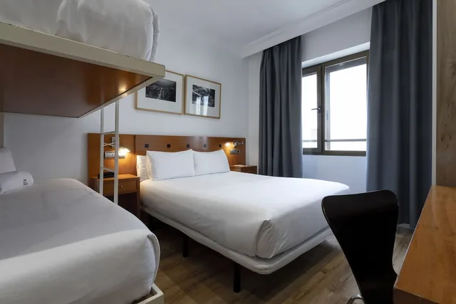 غرفة رباعية بسرير مزدوج وسرير بطابقين، Petit Palace Cliper Gran Via 3/10