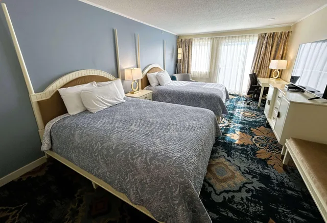 Space, 2 Queen Beds, Sofa, Cod Cove Inn, BW Signature Collection 1/2