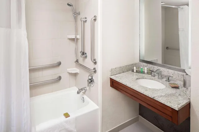 غرفة بسرير كينج بإطلالة على الفناء لذوي الإعاقة، Doubletree By Hilton South Bend 2/2