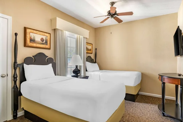 جناح ديلوكس بسريرين منفصلين وسرير كينج بغرفتي نوم، Hilton Vacation Club The Historic Powhatan Williamsburg 2/6