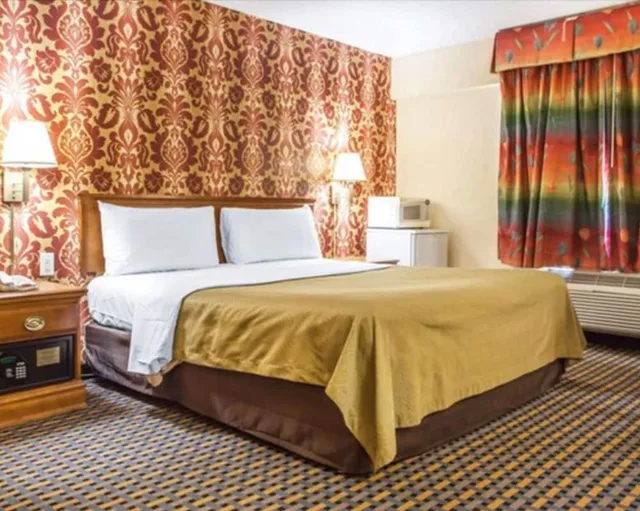 غرفة بسرير كينج للمدخنين لذوي الإعاقة، Days Inn by Wyndham Jersey City / NYC Area 3/10