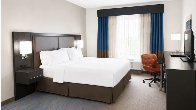 غرفة قياسية بسرير كينج مع أريكة، Holiday Inn Express And Suites Glenpool Tulsa South 1/3