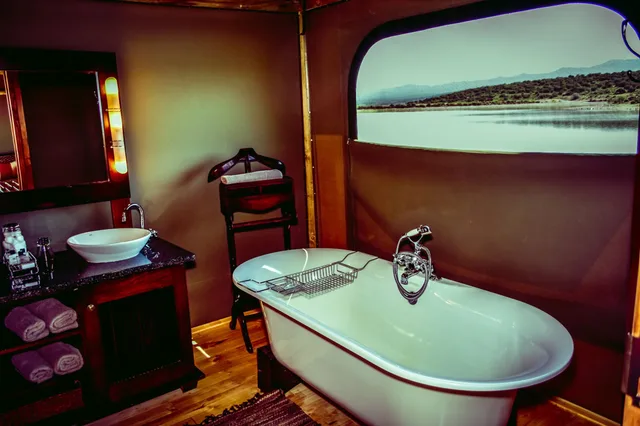 Luxury, Twin Beds, Water Front، Buffelsdrift Game Lodge 4/6