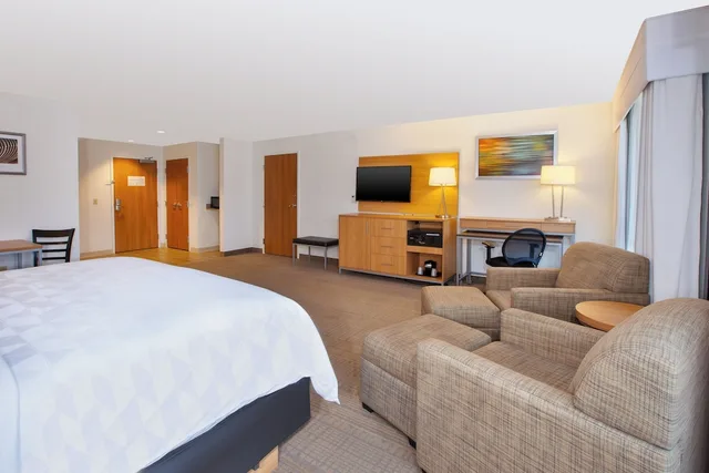 غرفة بريميوم بسرير كينج لذوي الإعاقة، HOLIDAY INN MORGANTOWN UNIVERSITY AREA 3/3