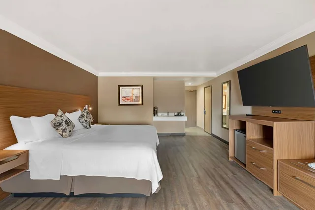 غرفة بسرير كينج، Best Western Plus Newport Mesa Inn 2/5