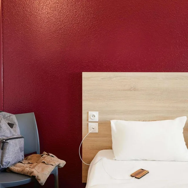 Car, Side Shared Bathroom, Hotelf1 Paris Porte De Montreui 5/5